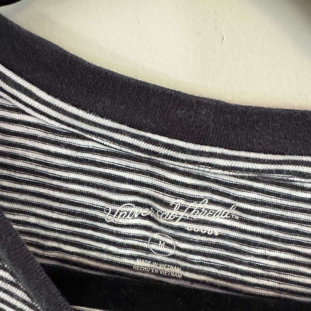 Universal Threads Striped Black and White Women's Top - Picture 2 of 3